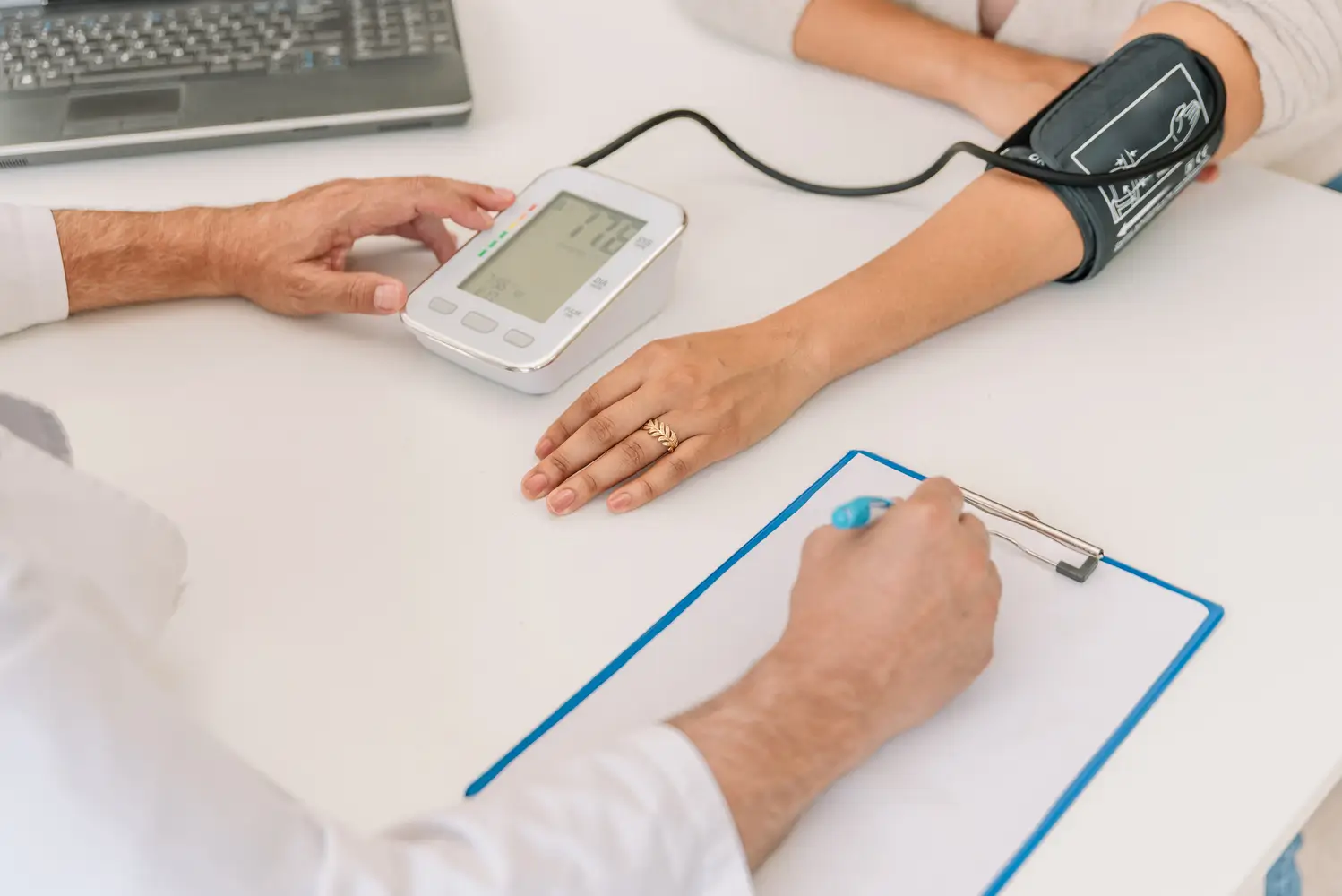 Blog 2 Médico explicando resultados de una medición de presión arterial – tratamiento de la presión arterial