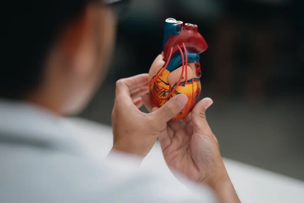 control médico revisando la batería del marcapasos- clinica de insuficiencia cardiaca