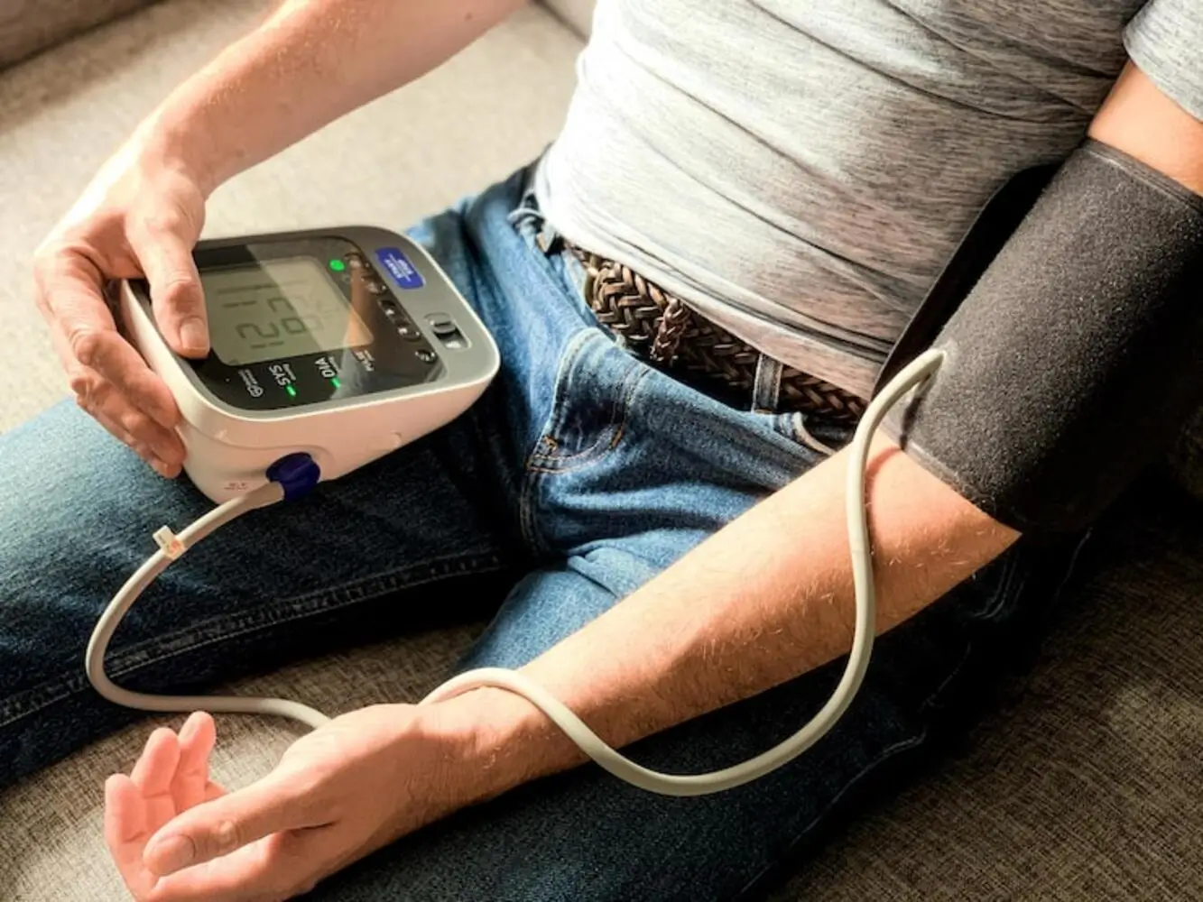 Colocación de un Holter de presión por un cardiólogo en consultorio - clinica de insuficiencia cardiaca