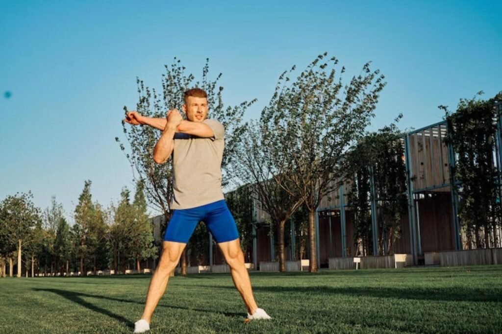 Persona haciendo ejercicio al aire libre — actividad física y salud del corazón - clinica de insuficiencia cardiaca